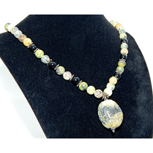 Vintage Jasper, onice nero e Serpentine in pietra con asiatico ciondolo intagliato - Product Image 3