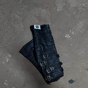 Pantalones Cortos Casuales de Verano de Pierna Ancha con Cierre de Botones y Accesorios de Hebilla, de Cuero Negro a Rayas, de Cintura Alta, Personalizados - Product Image 2