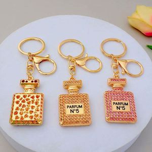 Porte-clés de luxe coloré en forme de flacon de parfum, entièrement orné de diamants, brillant, pour voiture - Product Image 4