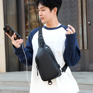 Sac à bandoulière étanche pour homme avec port USB et trou pour écouteurs, sac à dos décontracté pour homme, idéal pour l'extérieur - Product Image 1