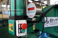Presse à riveter pneumatique automatique pour la fabrication de tôles riveteuse