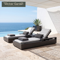 Chaise longue de piscine en aluminium thermolaqué, style minimaliste de luxe, avec coussin en mousse extra épais, pour mobilier contractuel de villas et complexes hôteliers