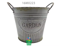 Pot de fleurs conique vintage en fer ondulé blanc délavé avec étiquette GARDEN en relief et double poignée pour jardin et balcon