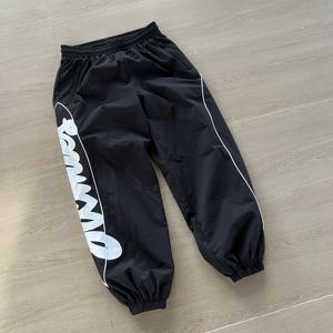 Tuta Sportiva da Uomo Personalizzabile con Logo, Traspirante in Nylon, Riflettente, Antivento, con Strisce Laterali - Product Image 3