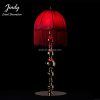 Lampe de table JINDY de luxe de style victorien avec abat-jour en tissu bordeaux à franges et support floral en métal doré pour centres de table de mariage