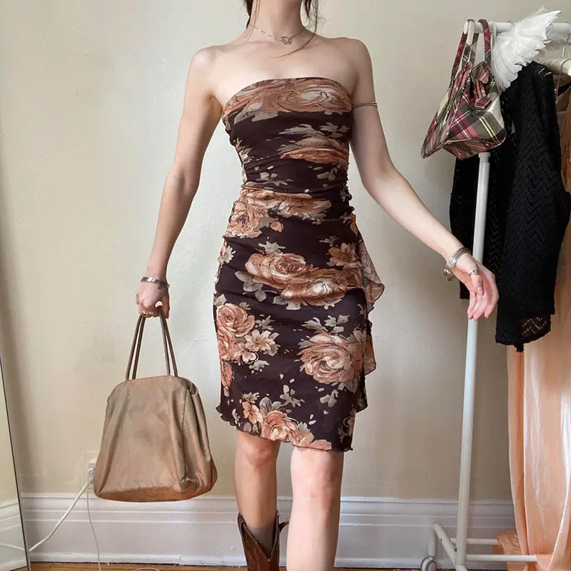 Mode féminine personnalisée OEM, robe de rue vintage aux hanches, mini robe sexy sans manches à imprimé floral et dos nu et à épaules dénudées et irrégulière