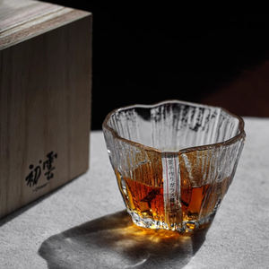 Design Japandi dritta bicchierino di vetro bicchierino di ghiaccio in cristallo di ghiaccio con scatola di legno per degustazioni di bicchieri di vino & Whisky - Product Image 1