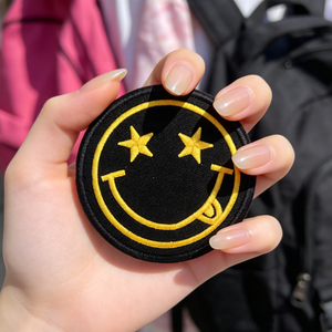 Patchs brodés élégants yeux d'étoile et visage souriant noirs et jaunes pour vestes décontractées, sacs à dos – Patchs de créateur - Product Image 1