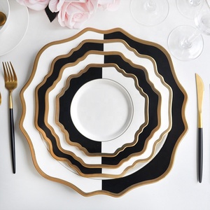 Services de <span class=keywords><strong>table</strong></span> en <span class=keywords><strong>porcelaine</strong></span> céramique noire à motifs floraux avec assiettes de présentation incrustées d'or pour mariages, banquets et réceptions à domicile - Product Image 3