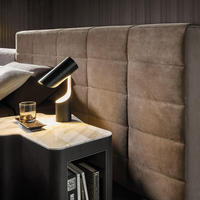 Lit plat Lawrence de grande taille, style italien minimaliste, avec cadre en bois doux et tissu mat, design moderne inspiré du lit en bloc de tofu