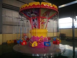Chaise volante 12 places de luxe de l'usine de Zhengzhou haut de gamme grande tête tremblante tour <span class=keywords><strong>d</strong></span>'amusement pour les parcs de trampoline intérieurs et extérieurs - Product Image 3