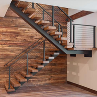 Escalier flottant moderne et garde-corps en verre trempé avec fixations métalliques apparentes, design minimaliste pour villa/maison de luxe
