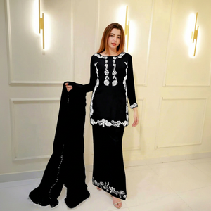 ชุดสัลวาร์ คามีซ ผ้าไหมปักลายดอกไม้สำหรับผู้หญิง ดีไซน์สวยงาม พร้อมกางเกงและผ้าคลุมไหล่ เหมาะสำหรับใส่ในชีวิตประจำวัน งานเลี้ยง หรือโอกาสต่างๆ สไตล์อินเดีย-ปากีสถาน - Product Image 1