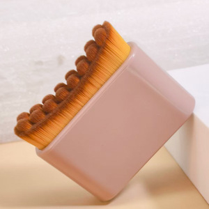 Brosse de massage lymphatique dorée pour le visage, conçue ergonomiquement pour s'adapter parfaitement à la peau, idéale pour le drainage lymphatique et la massage à sec. - Product Image 3