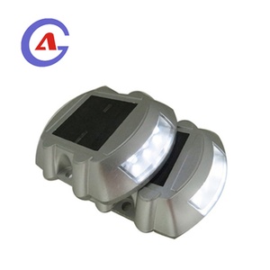 Borne de signalisation routière LED solaire avec réflecteur œil-de-chat, disponible en plusieurs couleurs pour trottoirs, parkings et autres zones - Product Image 4