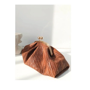 Sac à main en cuir pour femme de qualité supérieure avec chaîne élégante, design raffiné pour les occasions spéciales et les célébrations, disponible à la vente - Product Image 1