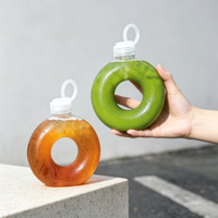 Bouteille de boisson en plastique PP de 500 ml (16 oz) pour thé au lait ou jus, avec logo personnalisé, résistance aux hautes températures, forme ronde en forme de beignet