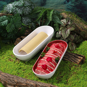 La vaisselle de signature de Mountain Breeze Hot Pot comprend une assiette de poitrine de bœuf fraîchement tranchée, une assiette de bœuf marbré, et - Product Image 2