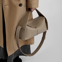 Sac bandoulière personnalisé en cuir pleine fleur OEM pour femme, fermeture magnétique, style urbain simple, 100 cm, vente en gros usine