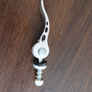 Abrazadera de liberación rápida para sillín de bicicleta de aleación de aluminio, color plateado, ajuste universal - Product Image 2