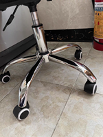 Chaise de bureau ergonomique pivotante moderne en promotion, personnalisable, avec assise en maille douce et accoudoirs en acier inoxydable chromé