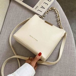 Sac à bandoulière tendance pour femme en PU imperméable avec fermeture éclair, poignée chaîne, sac à rabat, sac seau, modèle MAIRUN USA - Product Image 2