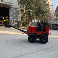 Rouleau compacteur vibratoire à double tambour à moteur de chantier miniature de 0,5 à 0,6 tonne pour le compactage des routes