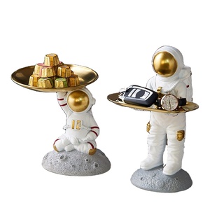 Statue d'astronaute en résine d'Europe du Nord, support de rangement pour clés, figurine d'astronaute moderne, plateau de rangement de bureau, accessoires de décoration intérieure - Product Image 1