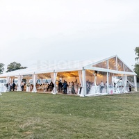 Tente de mariage de luxe avec structure en aluminium, tente d'événement avec tables et sièges, toit en PVC blanc résistant aux UV, élégante et durable, tente de fête en plein air