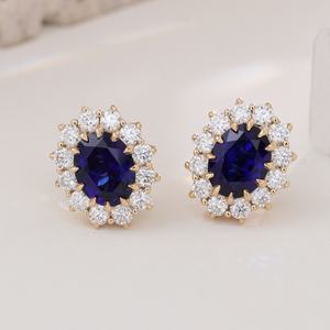 Boucles d'oreilles minimalistes en or jaune 14 carats avec pierres précieuses bleues rondes brillantes de laboratoire, bijoux fins, bijoux de fête - Product Image 1