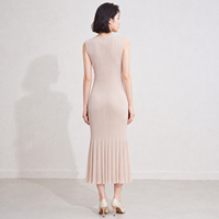 Robe plissée Miyake de luxe rose nude, élégante, sans manches, avec accent floral 3D et ourlet sirène, idéale pour les soirées mondaines