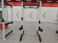 Banco de gimnasio multifuncional de titanio para curl de piernas, extensión, curl de bíceps, máquina de remo con selección de carga por pin para pecho y brazos, y simulador de escaleras