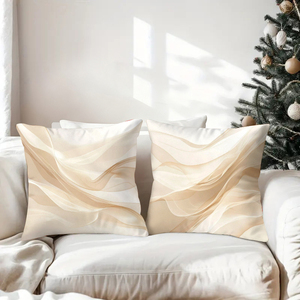 หมอนอิงลายคลื่นสีเบจสุดหรูหราประดับตกแต่งโซฟาแสนสบาย พร้อมถุงเท้าคริสต์มาสสุดหรูและเขากวางเรนเดียร์ในฉากหลัง - Product Image 3