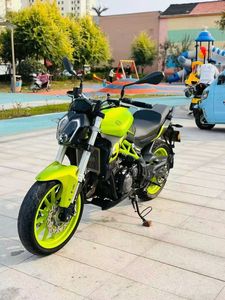 Motocyclette de course sur route classique Benelli Huanglong 302 Motos à essence 300cc d'occasion - Product Image 2