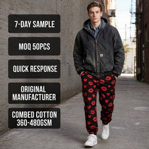 Pantalon cargo jogger personnalisé noir et rouge avec imprimé cœur, motif graphique intégral, poches à rabat, revers élastiques, style streetwear décontracté pour homme - Product Image 1
