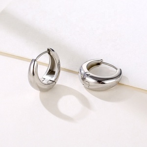 Pendientes Huggie de aro en blanco de acero inoxidable chapados en oro de 18 quilates personalizados al por mayor 2023 - Product Image 5