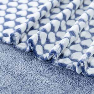 Couverture en molleton de flanelle imprimée coeur exquis pour la décoration de la maison Couverture légère floue douce et confortable chaude personnalisée - Product Image 4