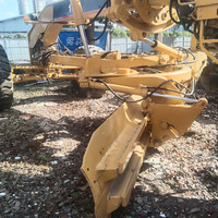 Niveleuse CAT 16G, poids opérationnel 24,5 tonnes, modèle 2021, moteur CAT 3306T, état quasi neuf, pompe et boîte de vitesses.