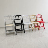 Chaises pliantes en résine Napoléon pour la location de mobilier commercial en gros pour mariages, banquets et événements en extérieur