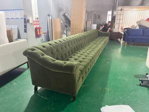 Canapé Chesterfield moderne en velours, forme allongée, tissus et éponges ignifuges, pour salon de villa. - Product Image 6