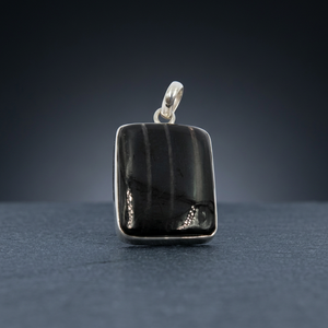 Pendentif rectangulaire en argent avec pierre rayée noire, design minimaliste, unisexe, à porter au quotidien - Product Image 1