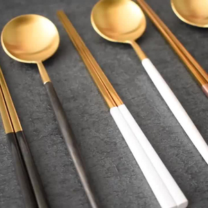 Palillos sostenibles <span class=keywords><strong>de</strong></span> acero inoxidable reutilizables <span class=keywords><strong>de</strong></span> 2 piezas, palitos <span class=keywords><strong>de</strong></span> <span class=keywords><strong>costillas</strong></span> <span class=keywords><strong>de</strong></span> <span class=keywords><strong>cerdo</strong></span> ligeros y duraderos para Fideos, olla caliente, alimentos para barbacoa - Product Image 2