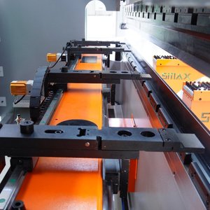 Presse plieuse CNC entièrement automatique de précision 170T 2500mm pour le traitement de l'aluminium avec vis à billes rectifiée et guide de poutre anti-collision - Product Image 6