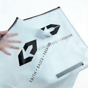 Sacs en plastique PE mats givrés avec logo personnalisé, fermeture éclair refermable, sacs <span class=keywords><strong>d</strong></span>'emballage recyclables pour vêtements, t-shirts, sous-vêtements - Product Image 5