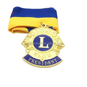Medalla de Recuerdo 3D Personalizada de Aleación de Zinc con Diseño de León, Color Dorado Mate, con Resina Epoxi - Product Image 2