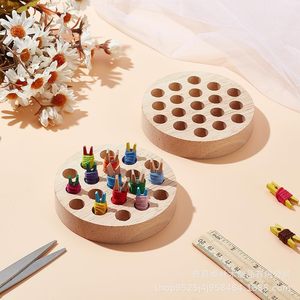 Bandeja de almacenamiento de bobinas de madera, organizador de agujas e hilos con múltiples orificios, bandeja de almacenamiento de hilos de coser, caja de almacenamiento de sobremesa para máquina de coser - Product Image 3