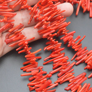 Perle di Corallo Rosso Tinto a Forma Irregolare Lunga e Sottile per Creazione di Gioielli, Collane e Bracciali - Product Image 3