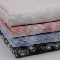 Tissu en denim délavé à motif cœur tie-dye, textile imprimé élégant pour la confection de jeans, sacs à main, sacs, bagages et textiles de maison