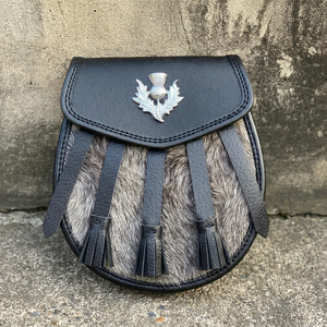 Sporran écossais en cuir noir de qualité supérieure avec emblème de chardon en fourrure naturelle sur le devant et franges décoratives en cuir - Product Image 2