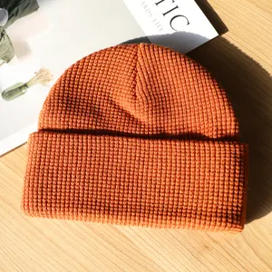 Qianzunメーカーは、男性と女性のための暖かいビーニー帽子を編むキャップワッフルニットカスタマイズされた帽子を見ます